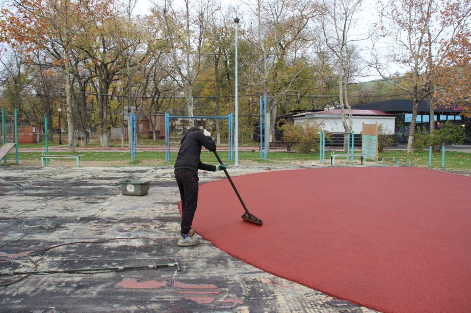 На спортивной площадке на городской набережной приступили к укладке резинового покрытия На спортивной площадке на городской набережной приступили к укладке резинового покрытия
