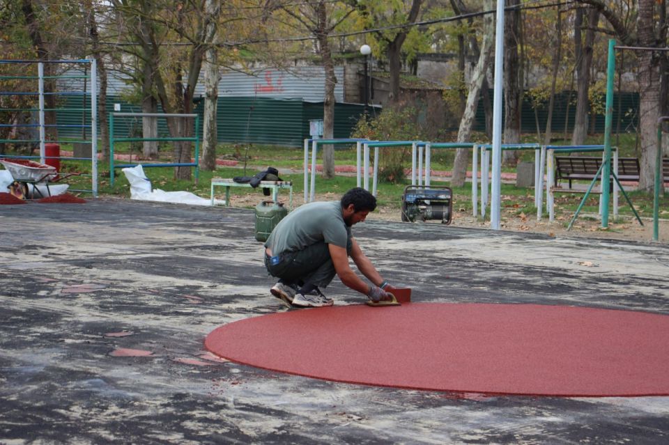 На спортивной площадке на городской набережной приступили к укладке резинового покрытия На спортивной площадке на городской набережной приступили к укладке резинового покрытия