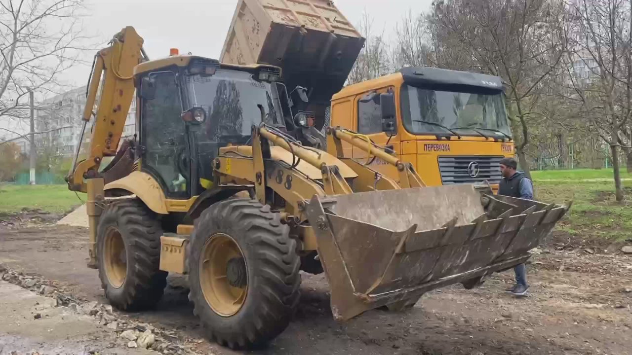 На территории школы № 26 им. Героя Советского Союза Д.Т. Доева начались подготовительные работы к асфальтированию тротуаров и пожарного проезда