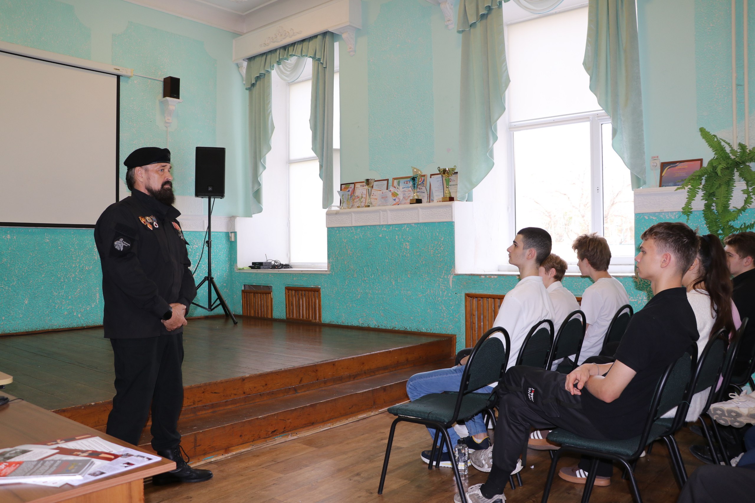 Сегодня в школе №1 состоялась встреча старшеклассников с представителями аппарата антитеррористической комиссии города Феодосии (АТК) и членом межрегиональной общественной организации «Ветераны специальной военной операции...