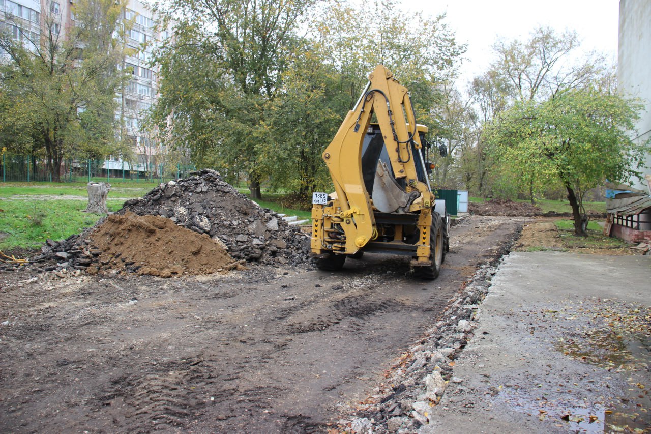 На территории школы № 26 им. Героя Советского Союза Д.Т. Доева начались подготовительные работы к асфальтированию тротуаров и пожарного проезда На территории школы № 26 им. Героя Советского Союза Д.Т. Доева начались подготовительные работы к асфальтированию тротуаров и пожарного проезда