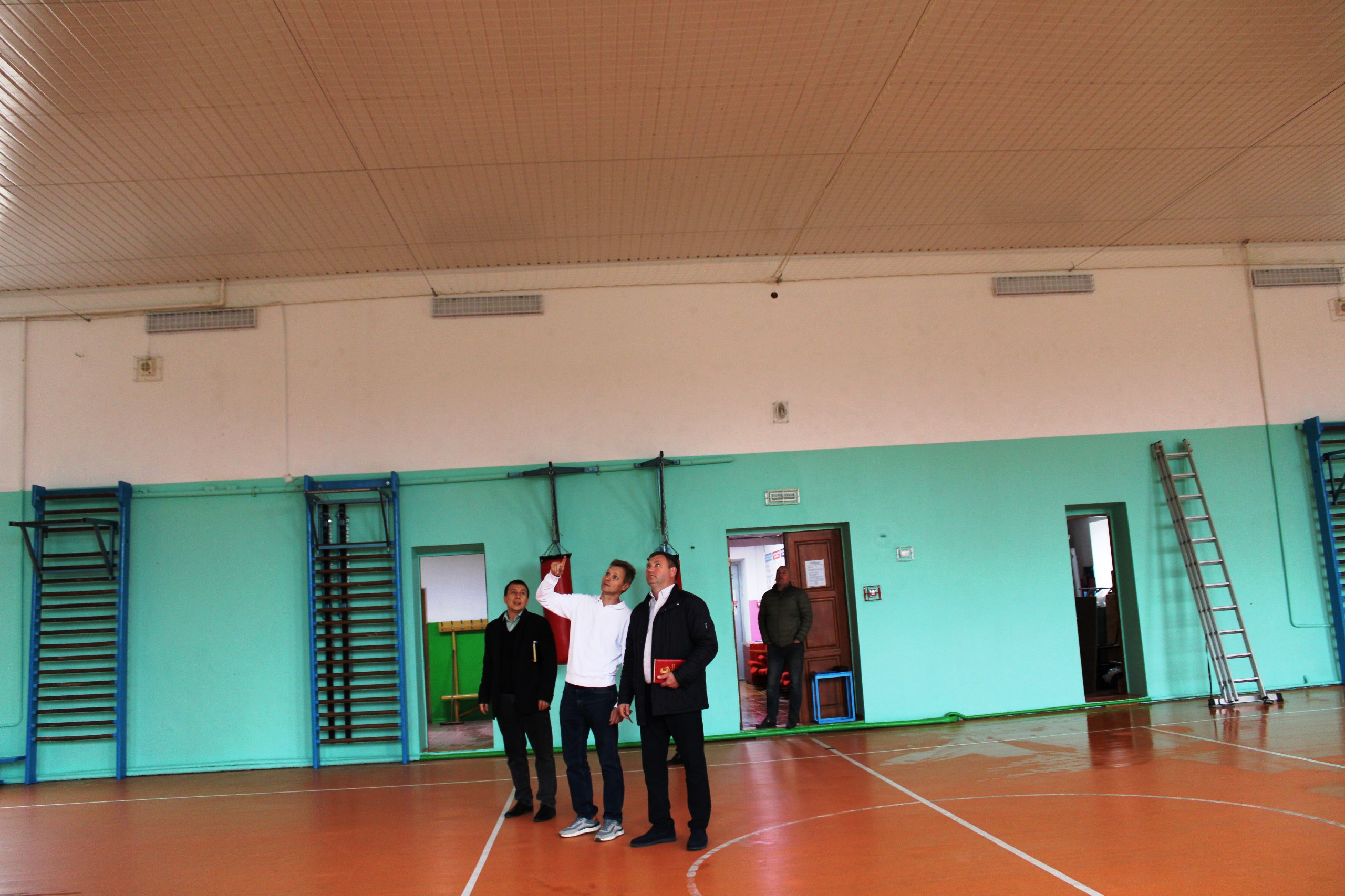 Игорь Крутьков: Посетил спортивную школу в поселке Ленино, в которой завершен капитальный ремонт потолка, а также произведен косметический ремонт стен помещения, в котором проводятся тренировки и соревнования