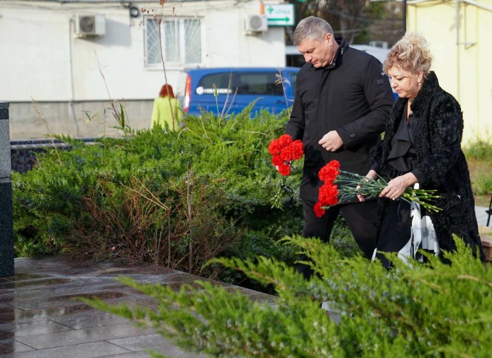 На месте взорвавшегося дома в Феодосии открыли сквер На месте взорвавшегося дома в Феодосии открыли сквер