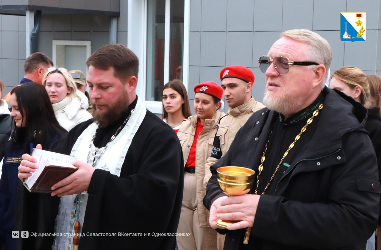 Пожарные и молодежь создали зелёную аллею в севастопольской части Пожарные и молодежь создали зелёную аллею в севастопольской части
