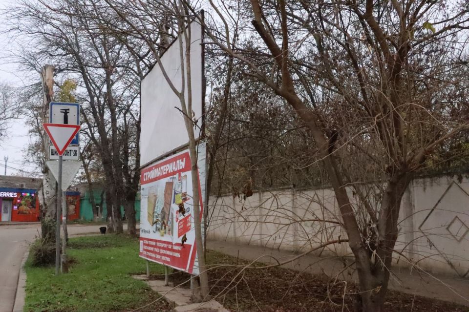 В Керчи продолжается плановый демонтаж рекламных конструкций, размещенных с нарушением законодательства В Керчи продолжается плановый демонтаж рекламных конструкций, размещенных с нарушением законодательства