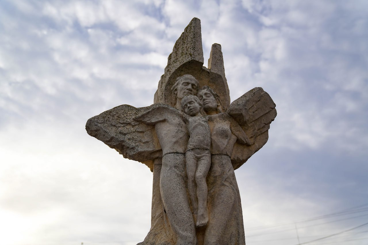 В Евпатории открыли сквер памяти погибших в результате взрыва жилого дома по ул. Некрасова В Евпатории открыли сквер памяти погибших в результате взрыва жилого дома по ул. Некрасова