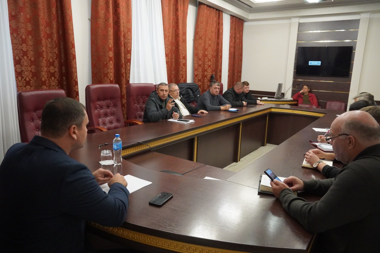 Глава администрации Керчи Олег Каторгин провел рабочее совещание, посвященное вопросам теплоснабжения в микрорайоне Аршинцево, с участием управляющих компаний и представителей АО «КРЫМТЭЦ» Глава администрации Керчи Олег Каторгин провел рабочее совещание, посвященное вопросам теплоснабжения в микрорайоне Аршинцево, с участием управляющих компаний и представителей АО «КРЫМТЭЦ»