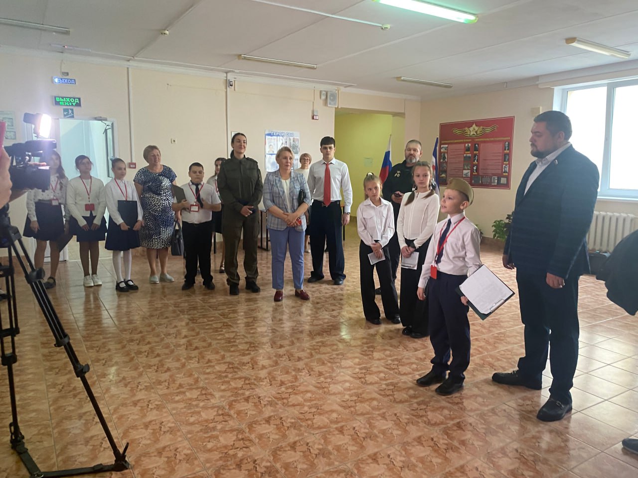 В МБОУ «СОШ № 43 им. М. П. Мальченко» произошло важное и трогательное событие — торжественное открытие «Парты Героя» в честь Виктора Шпыхова и Ивана Кичинского В МБОУ «СОШ № 43 им. М. П. Мальченко» произошло важное и трогательное событие — торжественное открытие «Парты Героя» в честь Виктора Шпыхова и Ивана Кичинского