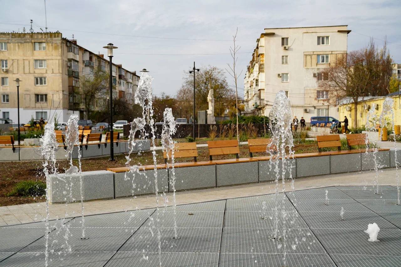 На месте взорвавшегося дома в Феодосии открыли сквер