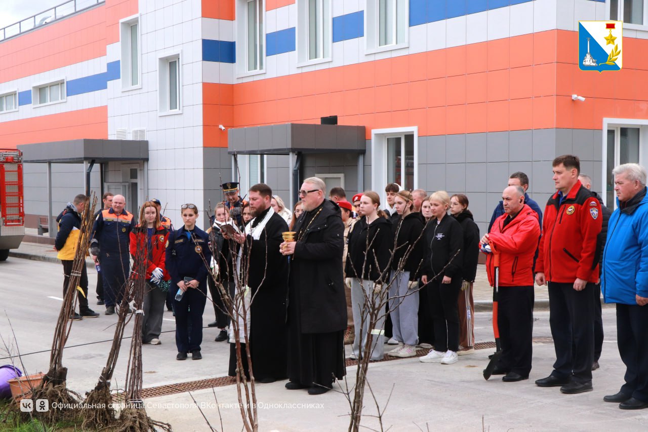 Пожарные и молодежь создали зелёную аллею в севастопольской части Пожарные и молодежь создали зелёную аллею в севастопольской части