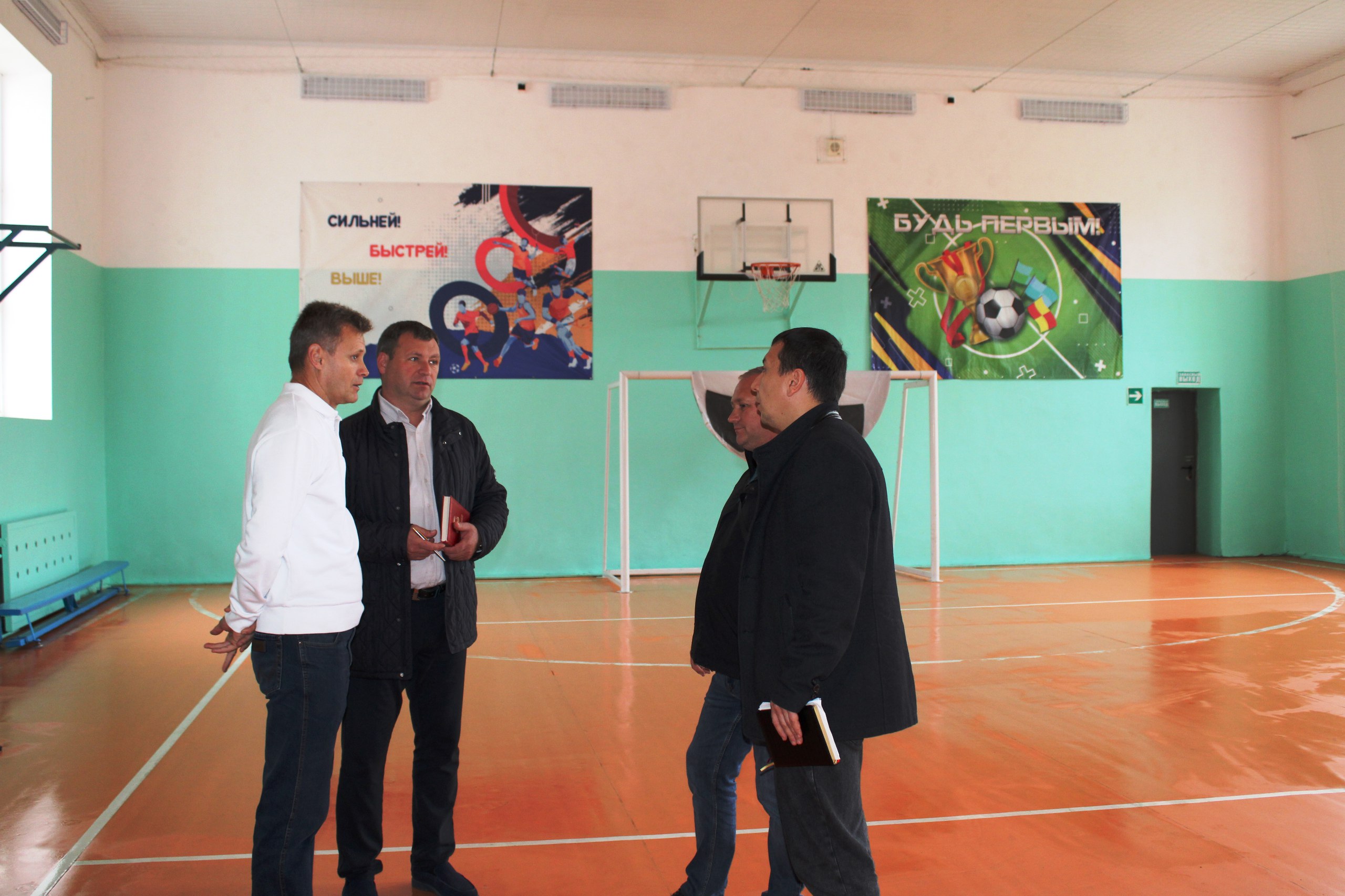 Игорь Крутьков: Посетил спортивную школу в поселке Ленино, в которой завершен капитальный ремонт потолка, а также произведен косметический ремонт стен помещения, в котором проводятся тренировки и соревнования Игорь Крутьков: Посетил спортивную школу в поселке Ленино, в которой завершен капитальный ремонт потолка, а также произведен косметический ремонт стен помещения, в котором проводятся тренировки и соревнования