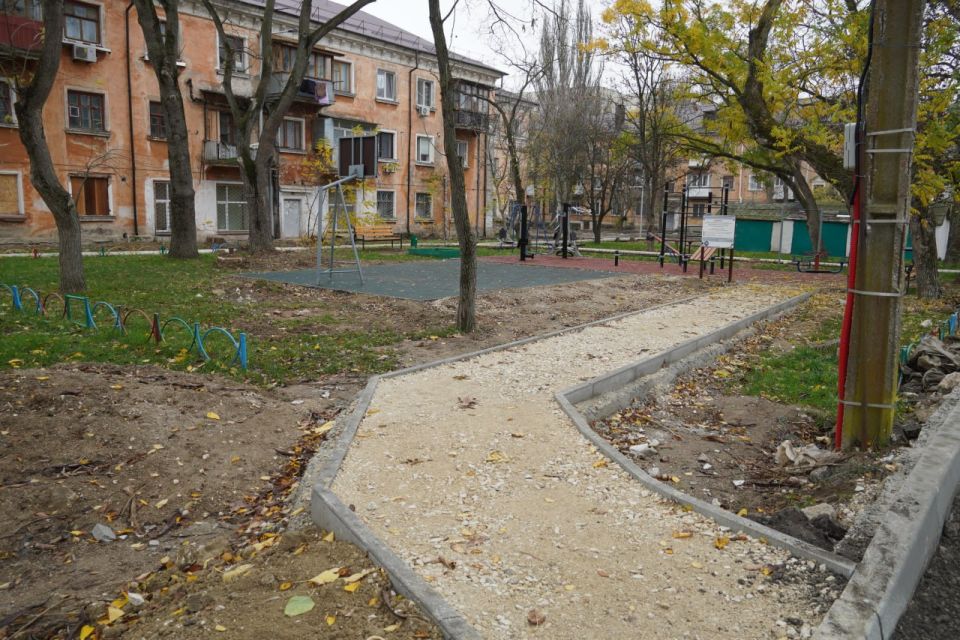 Глава администрации Олег Каторгин побывал во дворе по ул. Петра Дейкало, 6/1, ул. Архитектурной, 5/2, Бульваре Пионеров, 2/5, где продолжается благоустройство Глава администрации Олег Каторгин побывал во дворе по ул. Петра Дейкало, 6/1, ул. Архитектурной, 5/2, Бульваре Пионеров, 2/5, где продолжается благоустройство