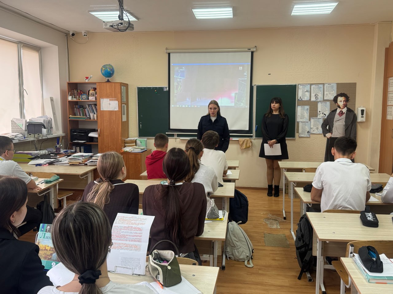 Во Всемирный день ребёнка в Симферополе прошла встреча сотрудников полиции со старшеклассниками