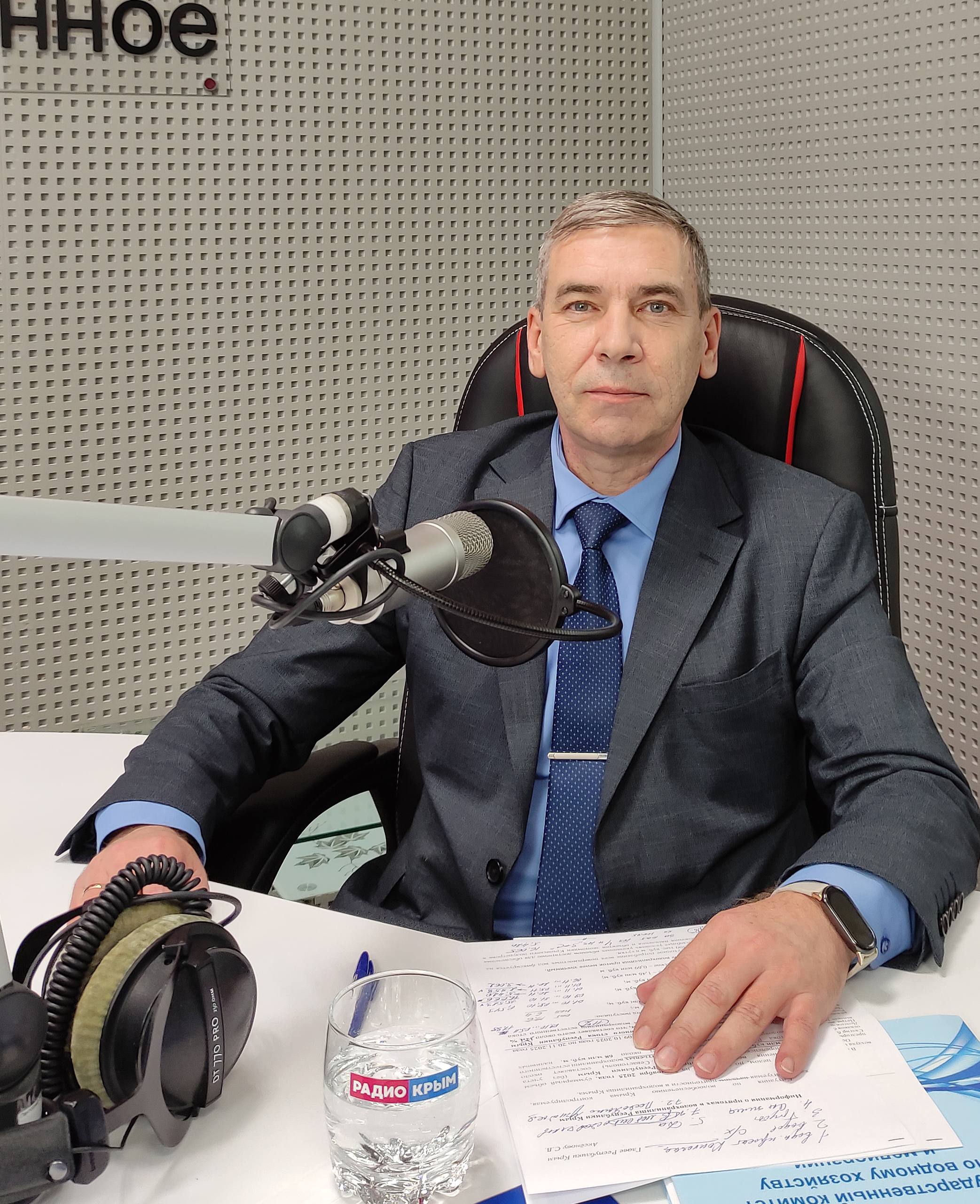 Заместитель председателя Госкомводхоза Роман Захаров в программе «Что говорят ученые» Радио Крым прокомментировал водохозяйственную обстановку в ноябре