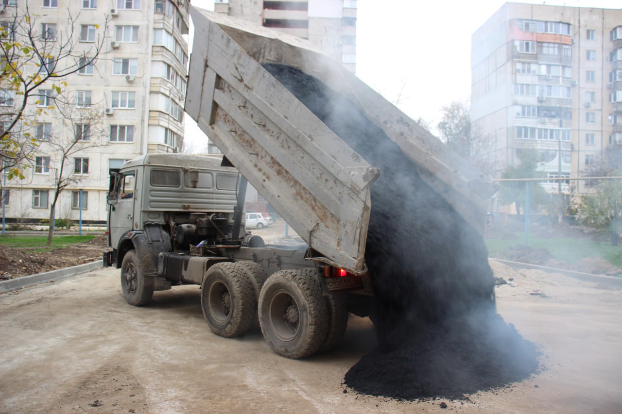 В Керчи продолжаются работы по благоустройству придомовых территорий В Керчи продолжаются работы по благоустройству придомовых территорий