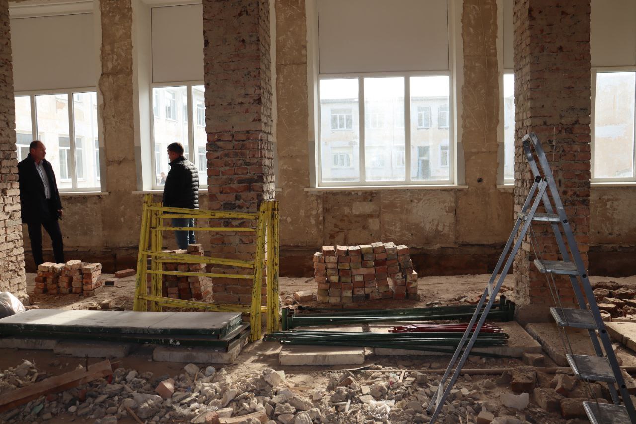 "Держу на личном контроле ремонты, проводимые в школах Сакского района",- глава администрации Сакского района Владислав Хаджиев посетил школы района "Держу на личном контроле ремонты, проводимые в школах Сакского района",- глава администрации Сакского района Владислав Хаджиев посетил школы района