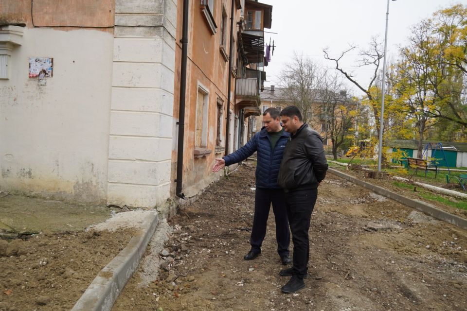 Глава администрации Олег Каторгин побывал во дворе по ул. Петра Дейкало, 6/1, ул. Архитектурной, 5/2, Бульваре Пионеров, 2/5, где продолжается благоустройство Глава администрации Олег Каторгин побывал во дворе по ул. Петра Дейкало, 6/1, ул. Архитектурной, 5/2, Бульваре Пионеров, 2/5, где продолжается благоустройство