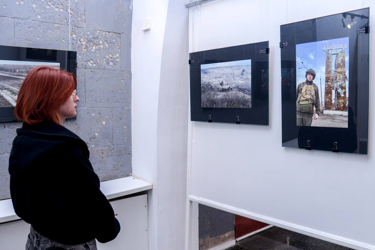 Александр Юрьев: В галерее актуального искусства «Ха-Ра-Шо» состоялось открытие фотовыставки Даниила Пионтковского «Рядовой военкор» Александр Юрьев: В галерее актуального искусства «Ха-Ра-Шо» состоялось открытие фотовыставки Даниила Пионтковского «Рядовой военкор»