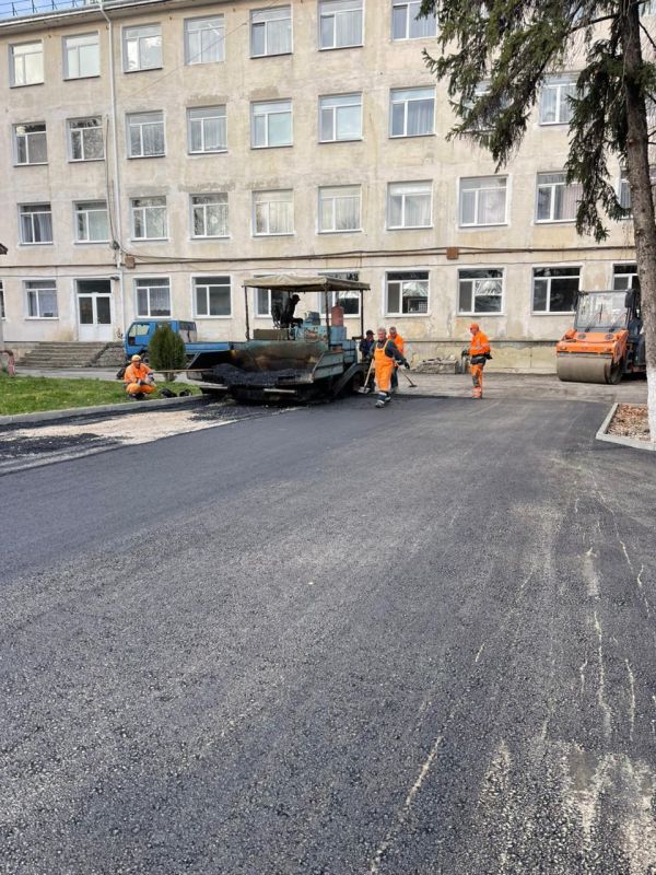 Дмитрий Чумаков: Во внутреннем дворе Гимназии № 1 имени К. И. Щёлкина города Белогорск завершаются работы по восстановлению асфальтового покрытия Дмитрий Чумаков: Во внутреннем дворе Гимназии № 1 имени К. И. Щёлкина города Белогорск завершаются работы по восстановлению асфальтового покрытия