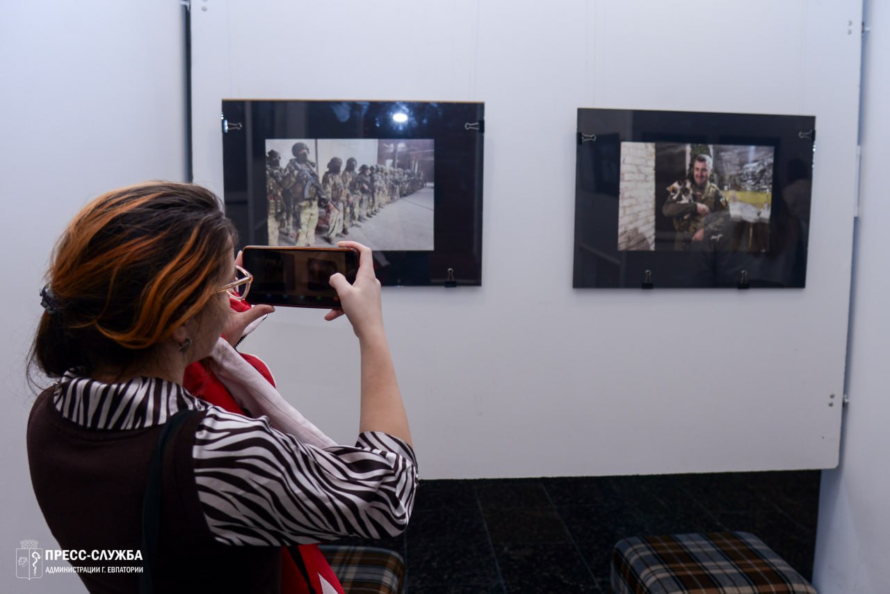 В Крымском ТЮЗе открылась фотовыставка военного корреспондента В Крымском ТЮЗе открылась фотовыставка военного корреспондента