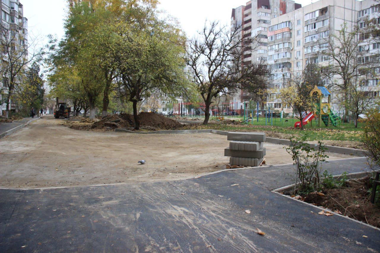 В Керчи продолжаются работы по благоустройству придомовых территорий В Керчи продолжаются работы по благоустройству придомовых территорий