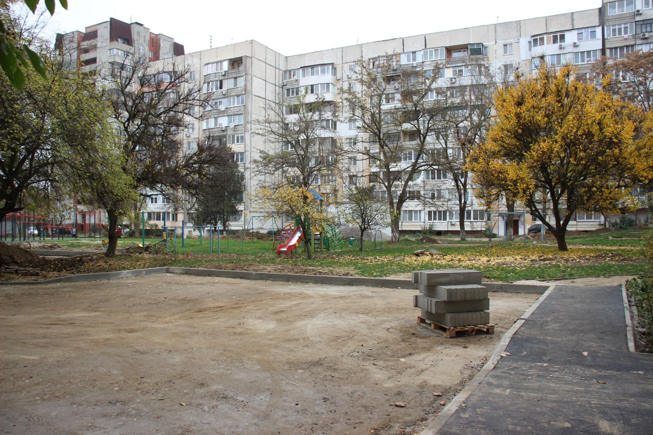 В Керчи продолжаются работы по благоустройству придомовых территорий В Керчи продолжаются работы по благоустройству придомовых территорий