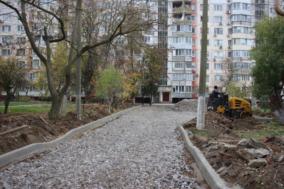 В Керчи продолжаются работы по благоустройству придомовых территорий В Керчи продолжаются работы по благоустройству придомовых территорий