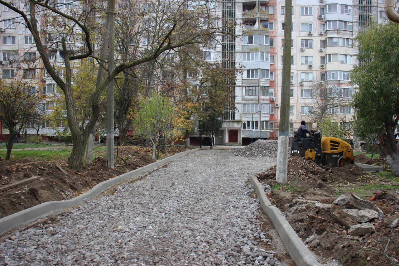 В Керчи продолжаются работы по благоустройству придомовых территорий В Керчи продолжаются работы по благоустройству придомовых территорий