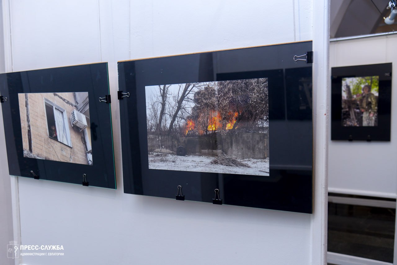 В Крымском ТЮЗе открылась фотовыставка военного корреспондента В Крымском ТЮЗе открылась фотовыставка военного корреспондента