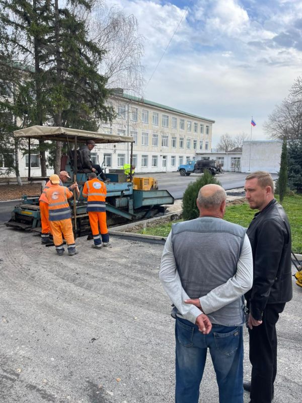 Дмитрий Чумаков: Во внутреннем дворе Гимназии № 1 имени К. И. Щёлкина города Белогорск завершаются работы по восстановлению асфальтового покрытия Дмитрий Чумаков: Во внутреннем дворе Гимназии № 1 имени К. И. Щёлкина города Белогорск завершаются работы по восстановлению асфальтового покрытия