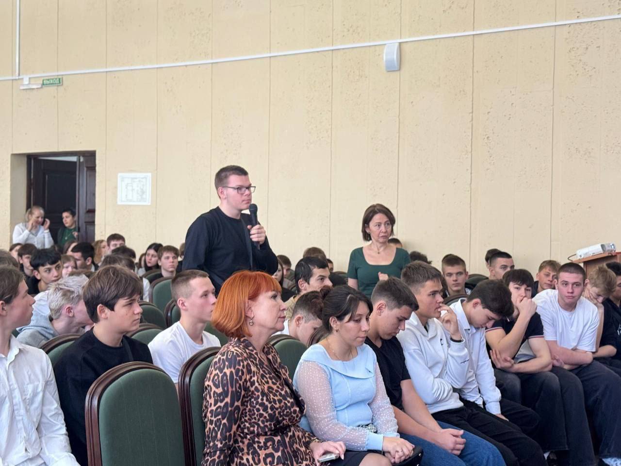 Юрий Нимченко: 21 ноября в рамках муниципальной встречи «Говорим с героем» я посетил Государственное автономное профессиональное образовательное учреждение Республики Крым «Крымский многопрофильный колледж» Юрий Нимченко: 21 ноября в рамках муниципальной встречи «Говорим с героем» я посетил Государственное автономное профессиональное образовательное учреждение Республики Крым «Крымский многопрофильный колледж»