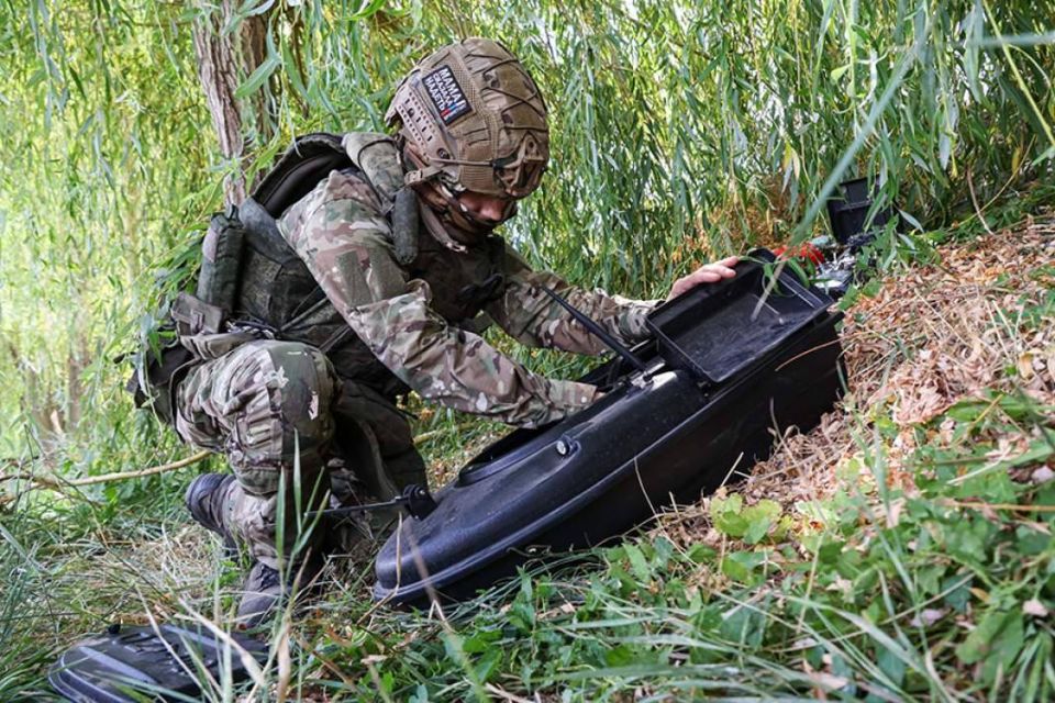 Подразделения беспилотных систем ВДВ, действующие на Херсонском направлении, получат на вооружение безэкипажные катера, сообщают «Известия» со ссылкой на источники в министерстве обороны