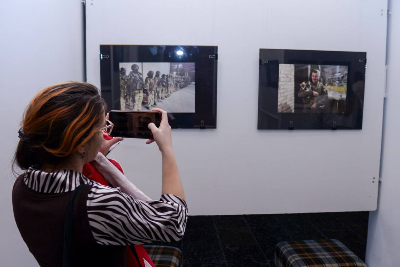 Александр Юрьев: В галерее актуального искусства «Ха-Ра-Шо» состоялось открытие фотовыставки Даниила Пионтковского «Рядовой военкор» Александр Юрьев: В галерее актуального искусства «Ха-Ра-Шо» состоялось открытие фотовыставки Даниила Пионтковского «Рядовой военкор»