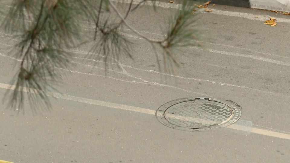 Сотрудники ялтинского предприятия «Дорожно-эксплуатационный участок» заменили больше 30 секций дождевой канализации Сотрудники ялтинского предприятия «Дорожно-эксплуатационный участок» заменили больше 30 секций дождевой канализации