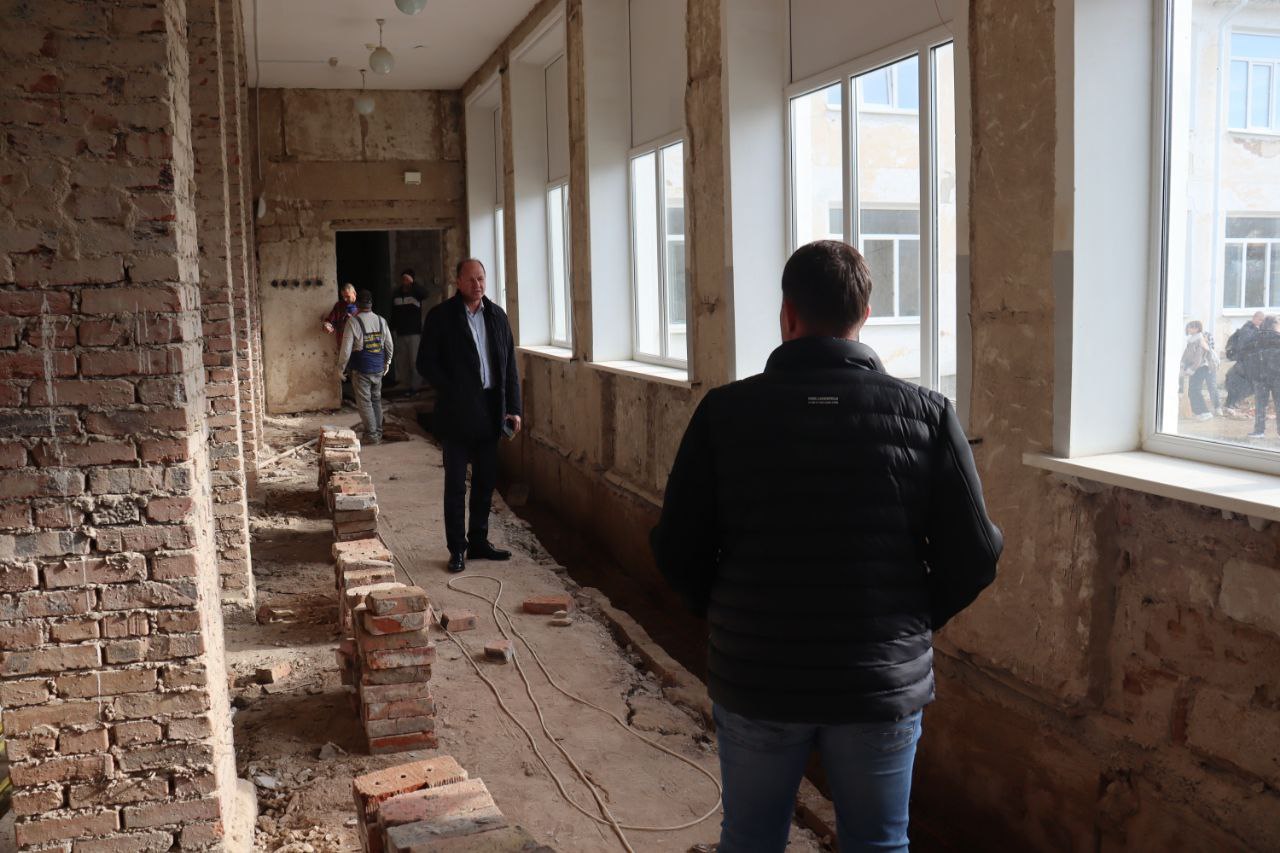 "Держу на личном контроле ремонты, проводимые в школах Сакского района",- глава администрации Сакского района Владислав Хаджиев посетил школы района "Держу на личном контроле ремонты, проводимые в школах Сакского района",- глава администрации Сакского района Владислав Хаджиев посетил школы района