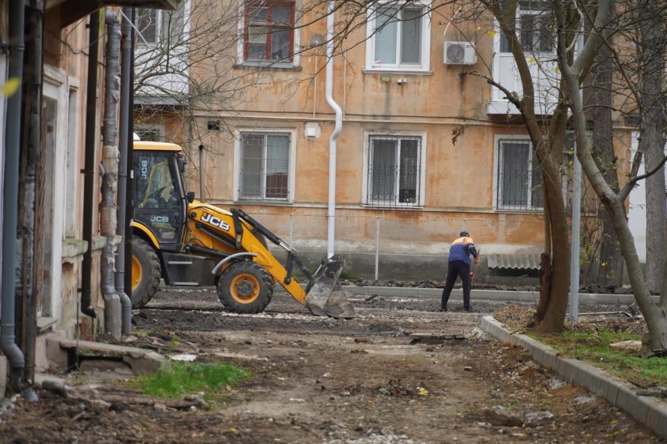 Глава администрации Олег Каторгин побывал во дворе по ул. Петра Дейкало, 6/1, ул. Архитектурной, 5/2, Бульваре Пионеров, 2/5, где продолжается благоустройство Глава администрации Олег Каторгин побывал во дворе по ул. Петра Дейкало, 6/1, ул. Архитектурной, 5/2, Бульваре Пионеров, 2/5, где продолжается благоустройство