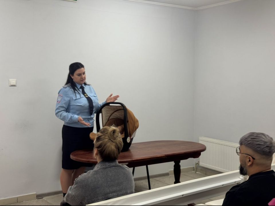 Сотрудники Ялтинской Госавтоинспекции провели тренинг по безопасной перевозке детей в родильном доме