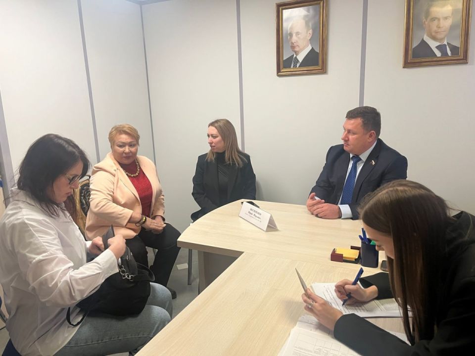 Юрий Нестеренко: 16 человек обратились в рамках приёма граждан в центральную общественную приемную Председателя партии «Единая Россия» Дмитрия Анатольевича Медведева Юрий Нестеренко: 16 человек обратились в рамках приёма граждан в центральную общественную приемную Председателя партии «Единая Россия» Дмитрия Анатольевича Медведева