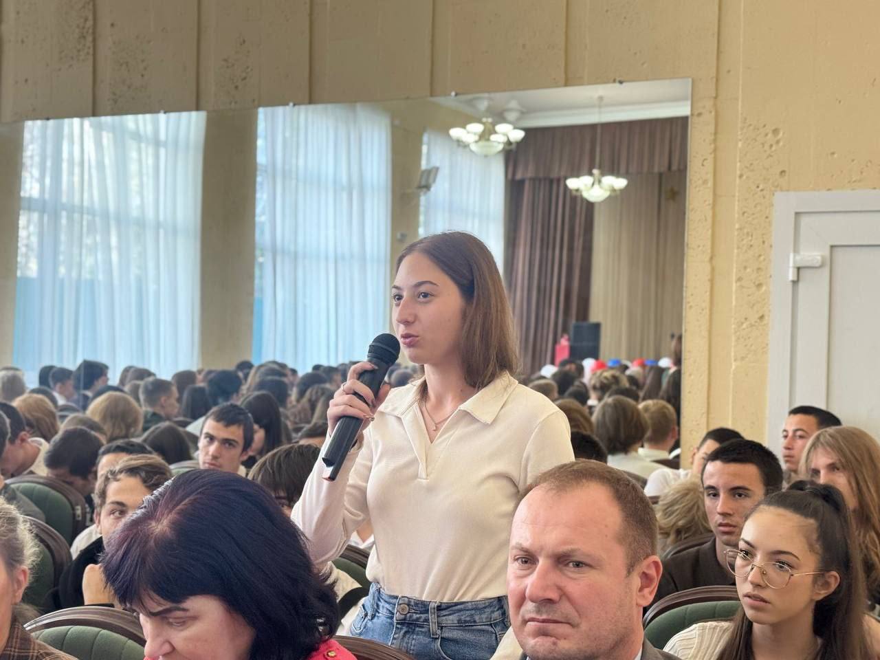 Юрий Нимченко: 21 ноября в рамках муниципальной встречи «Говорим с героем» я посетил Государственное автономное профессиональное образовательное учреждение Республики Крым «Крымский многопрофильный колледж» Юрий Нимченко: 21 ноября в рамках муниципальной встречи «Говорим с героем» я посетил Государственное автономное профессиональное образовательное учреждение Республики Крым «Крымский многопрофильный колледж»