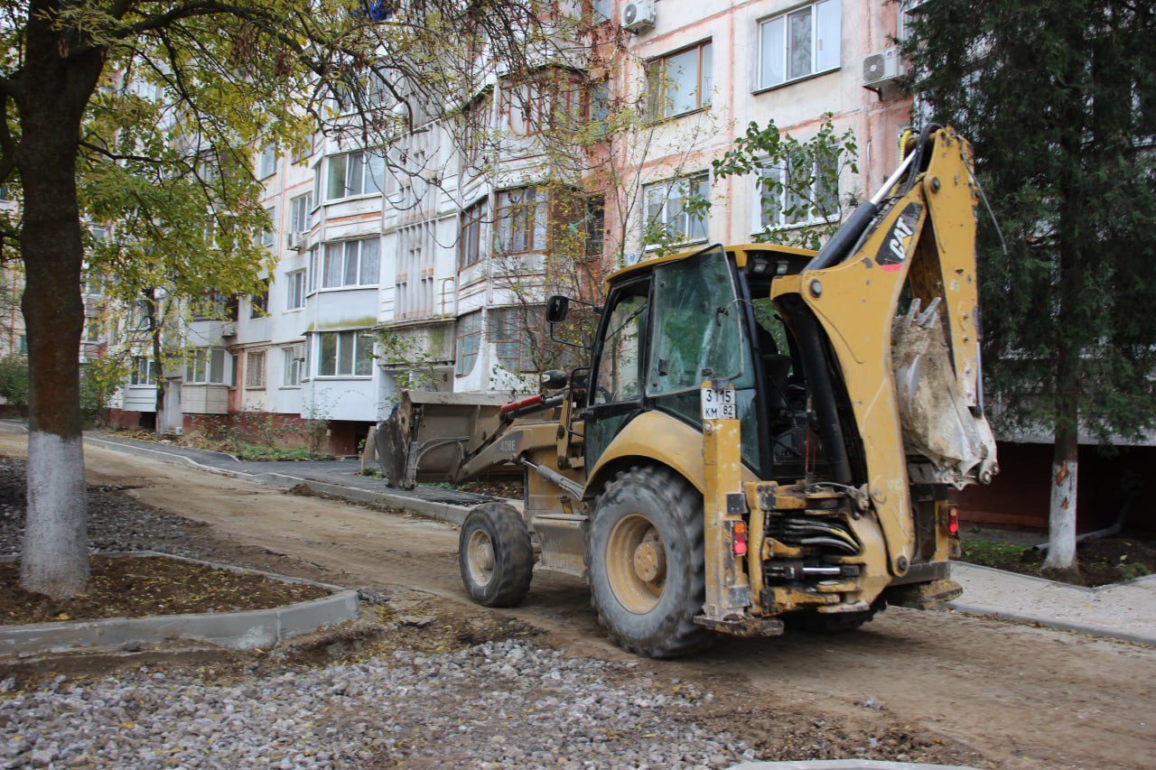 В Керчи продолжаются работы по благоустройству придомовых территорий В Керчи продолжаются работы по благоустройству придомовых территорий
