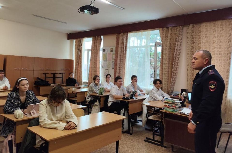 В Евпатории транспортные полицейские провели для школьников урок БЕЗопасности