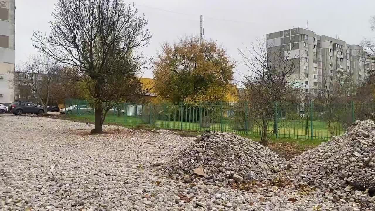 В Керчи продолжаются работы по благоустройству придомовых территорий