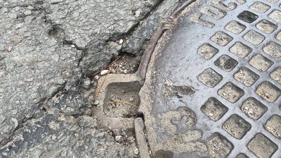 Сотрудники ялтинского предприятия «Дорожно-эксплуатационный участок» заменили больше 30 секций дождевой канализации Сотрудники ялтинского предприятия «Дорожно-эксплуатационный участок» заменили больше 30 секций дождевой канализации