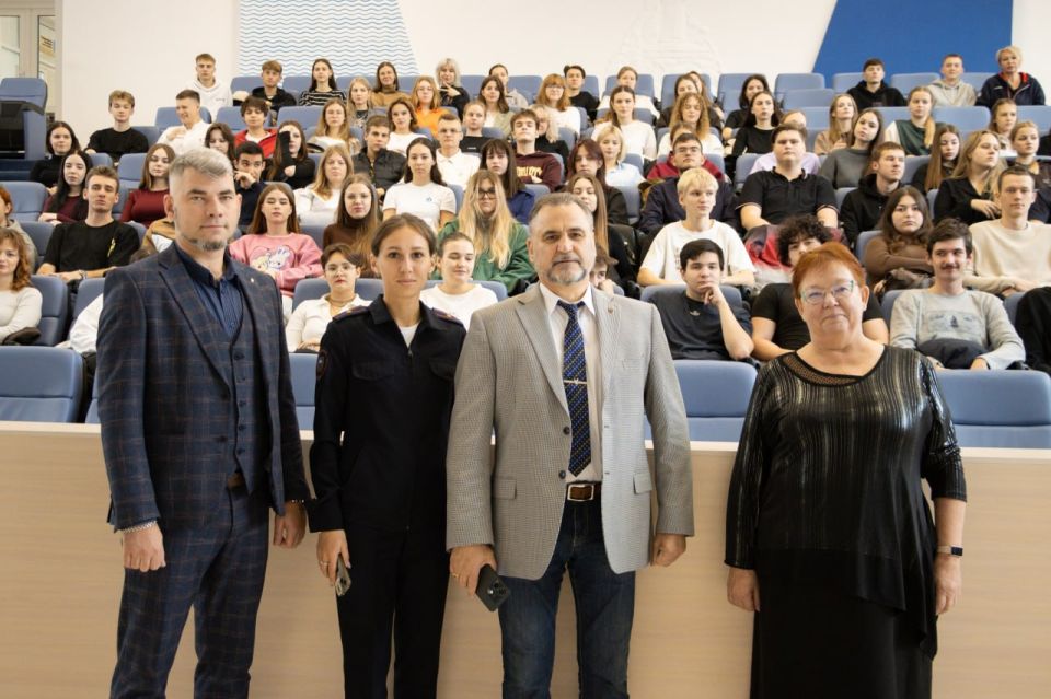 Ко Дню правовой помощи детям севастопольские полицейские организовали для студентов тематический лекторий