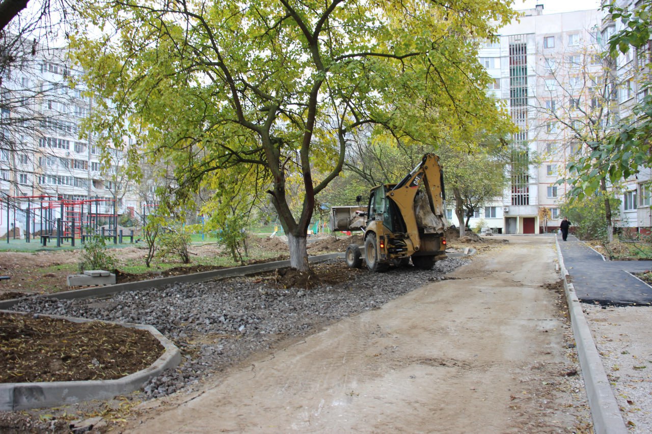 В Керчи продолжаются работы по благоустройству придомовых территорий В Керчи продолжаются работы по благоустройству придомовых территорий