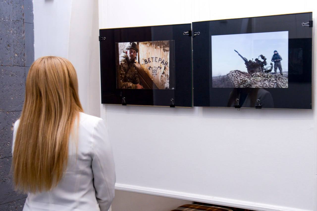 Александр Юрьев: В галерее актуального искусства «Ха-Ра-Шо» состоялось открытие фотовыставки Даниила Пионтковского «Рядовой военкор» Александр Юрьев: В галерее актуального искусства «Ха-Ра-Шо» состоялось открытие фотовыставки Даниила Пионтковского «Рядовой военкор»