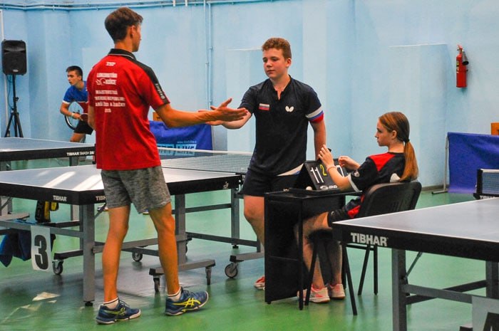 В Симферополе определять сильнейших мастеров ракетки