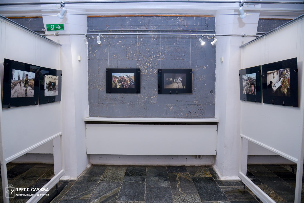 В Крымском ТЮЗе открылась фотовыставка военного корреспондента В Крымском ТЮЗе открылась фотовыставка военного корреспондента