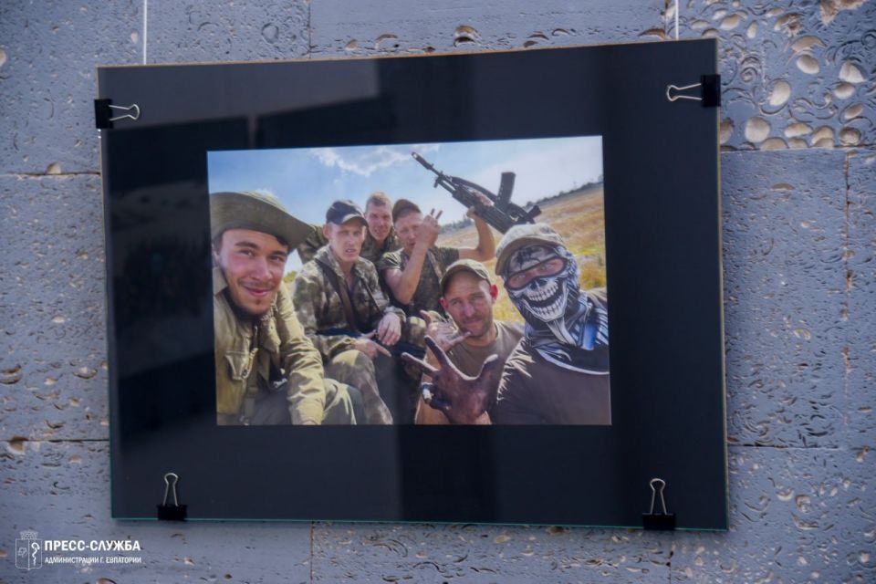 В Крымском ТЮЗе открылась фотовыставка военного корреспондента В Крымском ТЮЗе открылась фотовыставка военного корреспондента