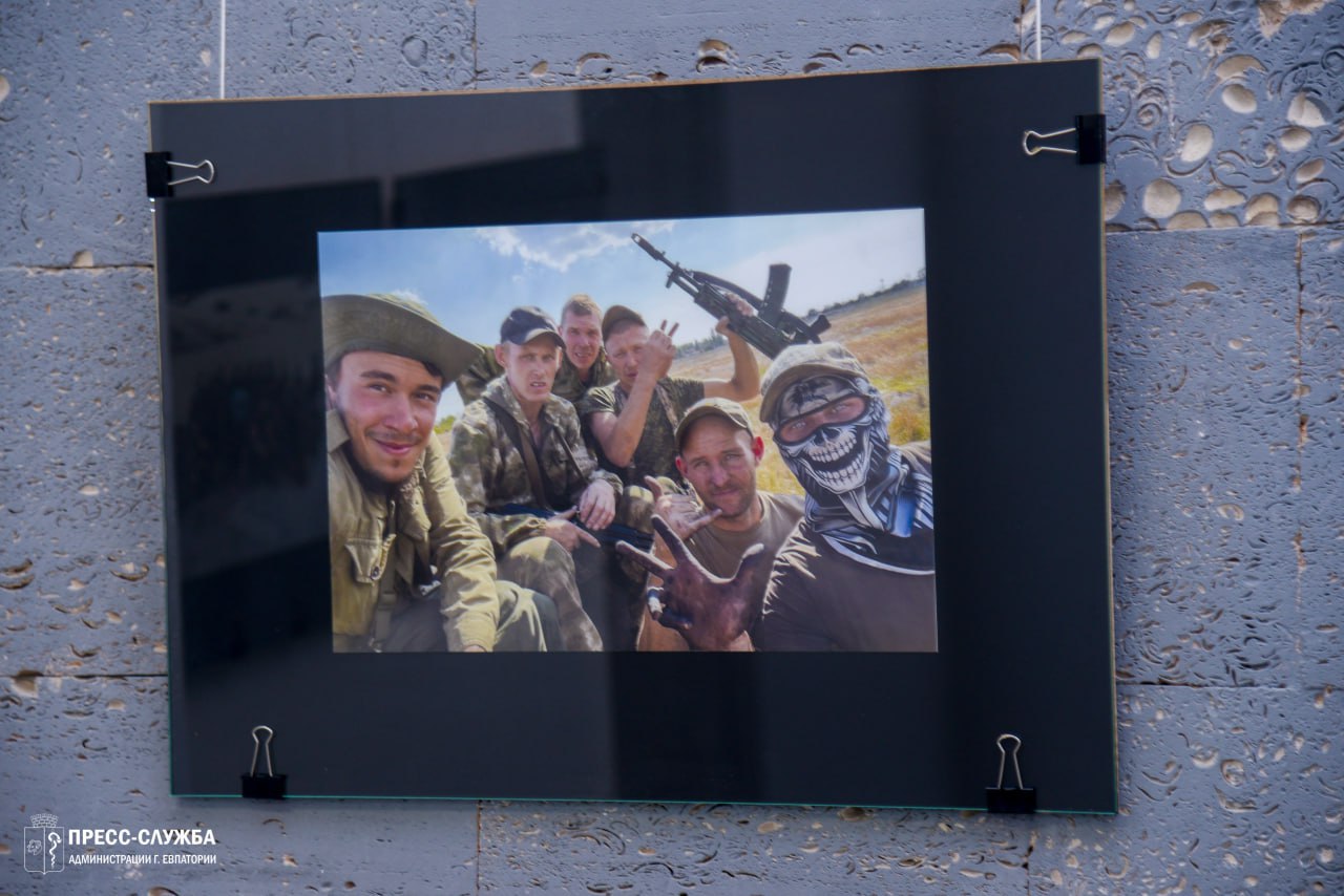 В Крымском ТЮЗе открылась фотовыставка военного корреспондента В Крымском ТЮЗе открылась фотовыставка военного корреспондента